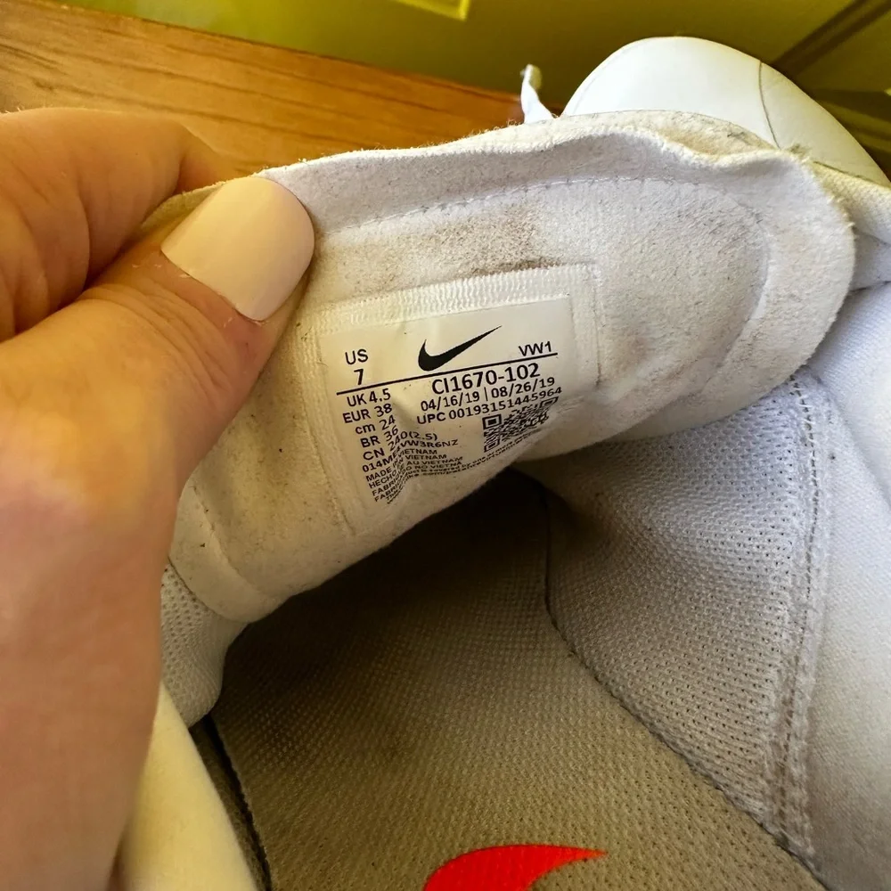 Nike White with Green Accents Golf Shoes ⛳️ - Picture 7 of 7